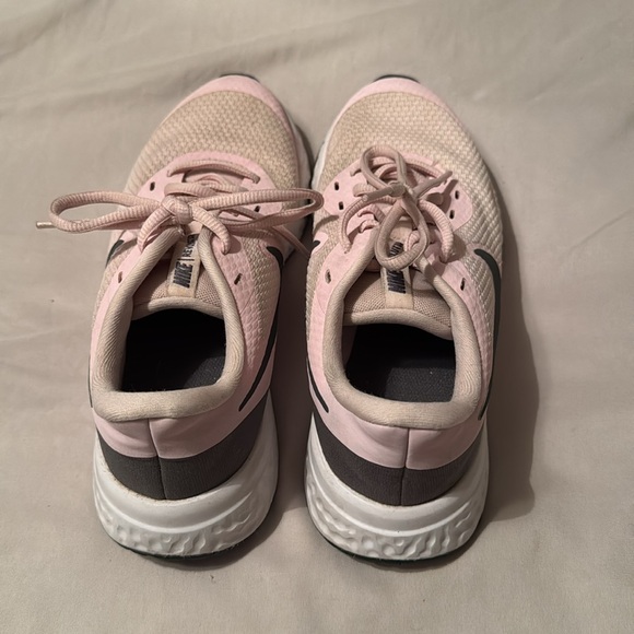 Nike Revolution running shoes. Size 5Y - Picture 4 of 6
